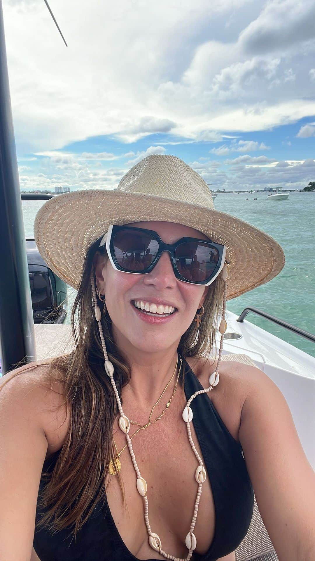 Erika De La Vegaのインスタグラム：「Si siempre has querido disfrutar Miami desde el mar como si tuvieras tu propia lancha (como yo) los amigos de @boatpass.miami te pueden ayudar con eso.   Ellos te ofrecen una membresía sin compromisos a largo plazo y la puedes diseñar como quieras, desde elegir el bote, la cantidad de paseos al mes, las horas y el número de personas.   Esta opción es perfecta para cualquier celebración o simplemente desconexión y descanso en una ciudad donde siempre sale el sol.   En la web está toda la info de los precios y los diferentes tipos de botes.(boatpassmiami.com)   Gracias a los amigos de @boatpass.miami por la felicidad marina!!!   Recuerda que si te haces miembro usa el código: ErikadelaVega para que recibas descuentos.  (de nada) ☀️  @karidelavega @maryfuenteso」