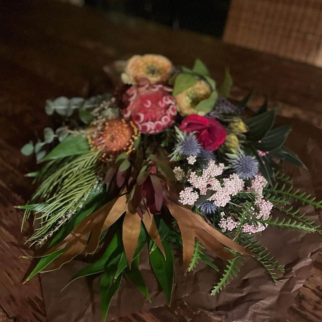 クリス智子さんのインスタグラム写真 - (クリス智子Instagram)「「世界の花屋」の花束、一本一本に力を感じます。ワイルドで美しい！@sekainohanaya  ありがとうございます👏  写真では見えないですが、茎がしっかりしていて、✂️もびっくりさ。  「世界の花束」は、アフリカのをはじめ、中南米やアジアなど、世界の生産者の方々と繋がり、花を届けて6周年。普段はオンラインストアでブーケ中心なんですが、  今度の週末（29,30日）代官山アドレスで、一輪から買えるポップアップショップが開催されます。  （昨日の番組内で、世界の花屋の小林邦宏さんのコメントと合わせて、ご紹介@good_813jwave ）  なんと、訪れた人みなさんにバラを一輪、プレゼントしてくださるそうです。(๑˃̵ᴗ˂̵)👏  行ける方はぜひ、素敵な花のパワーを浴びにお出かけを！  #世界の花屋 #小林邦宏 #goodneighbors  #flower」9月28日 10時52分 - chris_tomoko