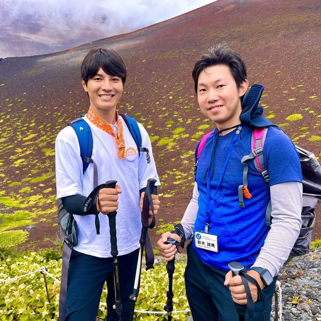 佐々木一真さんのインスタグラム写真 - (佐々木一真Instagram)「『富士登山』ならぬ『富士下山』ロケへ🏔️ 富士宮口5合目からスタートして、1000m下山し 御殿場口5合目へ向かうルートです。  富士登山ルートは既に冬季閉鎖されていますが このルートならまだ楽しめます✨ 宝永火口に、大砂走り、富士山ならではの植物も楽しめて、 富士山を満喫できました。 来シーズンは登頂してみたい！！  案内してくださった鈴木さん ありがとうございました😊  #富士山 #富士下山 #富士宮口 #御殿場口 #あらいーな #佐々木一真」9月28日 11時01分 - kazuma_sasaki_