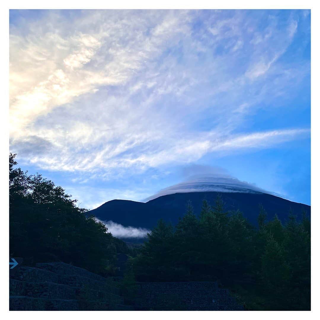 佐々木一真のインスタグラム：「『富士登山』ならぬ『富士下山』ロケへ🏔️ 富士宮口5合目からスタートして、1000m下山し 御殿場口5合目へ向かうルートです。  富士登山ルートは既に冬季閉鎖されていますが このルートならまだ楽しめます✨ 宝永火口に、大砂走り、富士山ならではの植物も楽しめて、 富士山を満喫できました。 来シーズンは登頂してみたい！！  案内してくださった鈴木さん ありがとうございました😊  #富士山 #富士下山 #富士宮口 #御殿場口 #あらいーな #佐々木一真」