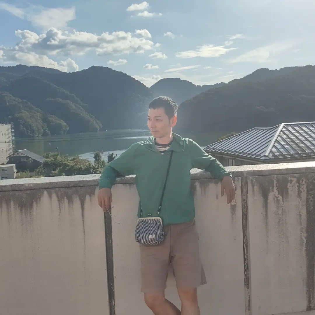 鬼頭真也さんのインスタグラム写真 - (鬼頭真也Instagram)「相模湖をバックに写真撮ってもらった。 私、高校時代ボート部でして、 神奈川県の試合会場は相模湖だったので大変に懐かしい！  なんの加工もしてないけど、なんか顔の辺りに光を纏っている感じになってる🌞 湖のなにやらな気がしちゃうよね。」9月28日 11時01分 - shinya_kito