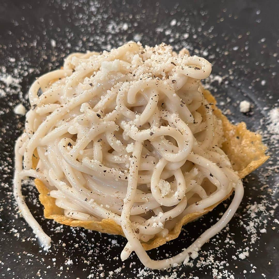 ベリッシモ・フランチェスコのインスタグラム：「Buonooo!🍷Cacio e pepe in Takadanobaba😂🍝 高田馬場で美味しいカチョエペペを頂きました🍽️✨ Dopo l’allenamento una buona Cacio e pepe alla Trattoria Pizzeria Casasola…daje👍 #ベリッシモ #料理研究家 #francescobellissimo #trattoriapizzeriacasasola #トラットリアピッツェリアカサソーラ #カサソーラ #高田馬場 #ローマ料理 #ローマ人 #カチョエペペ #cacioepepe #brasaola #italianstyle #italian #cucinaitaliana #cucinaromana #spqr #高田馬場グルメ #高田馬場ディナー #高田馬場イタリアン #料理研究家ベリッシモ #食べ歩き #東京駅グルメ #vitamondana  #イタリアンシェフ #イタリア料理研究家 #enjoyfood #romanità #foodporn #foodstagram」