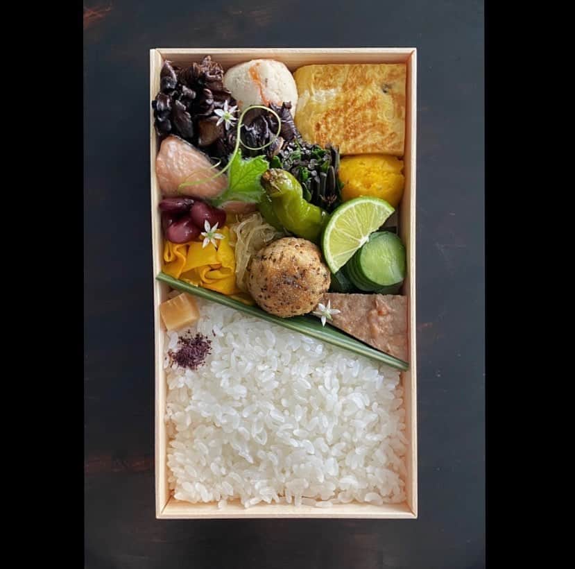 後藤しおりのインスタグラム：「土鍋ごはん弁当・八寸、ぼだっこ海苔弁当の出荷が続きました。写真は今週2度目オーダーのお客様の現場なので、献立が重ならないように調整した八寸。お肉料理少なめで蓮根団子を加えました。最近、甘酒料理がお気に入り。  そうめん南瓜はビタミンCや葉酸が豊富に含まれているので、農家さんから届く間はお弁当や賄いに毎日。作りながら旬のお野菜をバランス良く摂取できるように調整しています。」