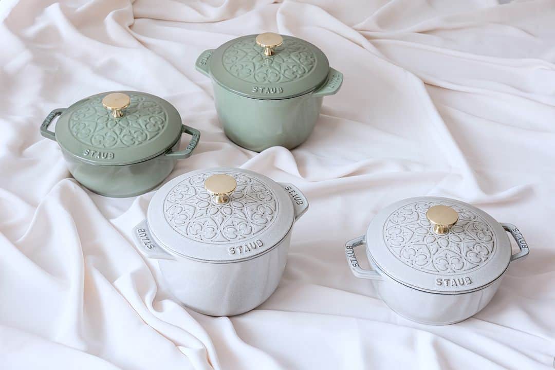 staub ストウブのインスタグラム：「【10/5(木) リリー コレクション発売】  百合のモチーフをあしらった優雅なディテールに金色のノブで格調高さをプラスした “リリー コレクション”が新登場。カンパーニュとユーカリ*の優しいカラーが落ち着きある上品な雰囲気を演出。キッチンで手にしたとき、テーブルに置いたときに、思わず眺めてしまう美しさ。日常をちょっと特別にしてくれるアイテムです。  → https://www.zwilling.com/jp/content/cookware-content/staub-lily-collection.html  リンクはプロフィールURLからもご覧頂けます。  -アイテムラインナップ  Wa-NABE S/ラ・ココット de GOHAN M (カンパーニュ)  Wa-NABE S/ラ・ココット de GOHAN M (ユーカリ)    *ユーカリカラーは、ツヴィリング 直営店並びに公式オンラインショップのみの取り扱いとなります。あらかじめご了承ください。  #STAUB #ストウブ」