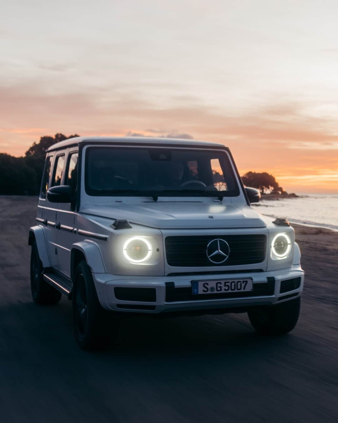 メルセデス・ベンツさんのインスタグラム写真 - (メルセデス・ベンツInstagram)「A legendary appearance: the #GClass.   📷 @finmatson  #MercedesBenz #StrongerThanTime」9月28日 11時00分 - mercedesbenz