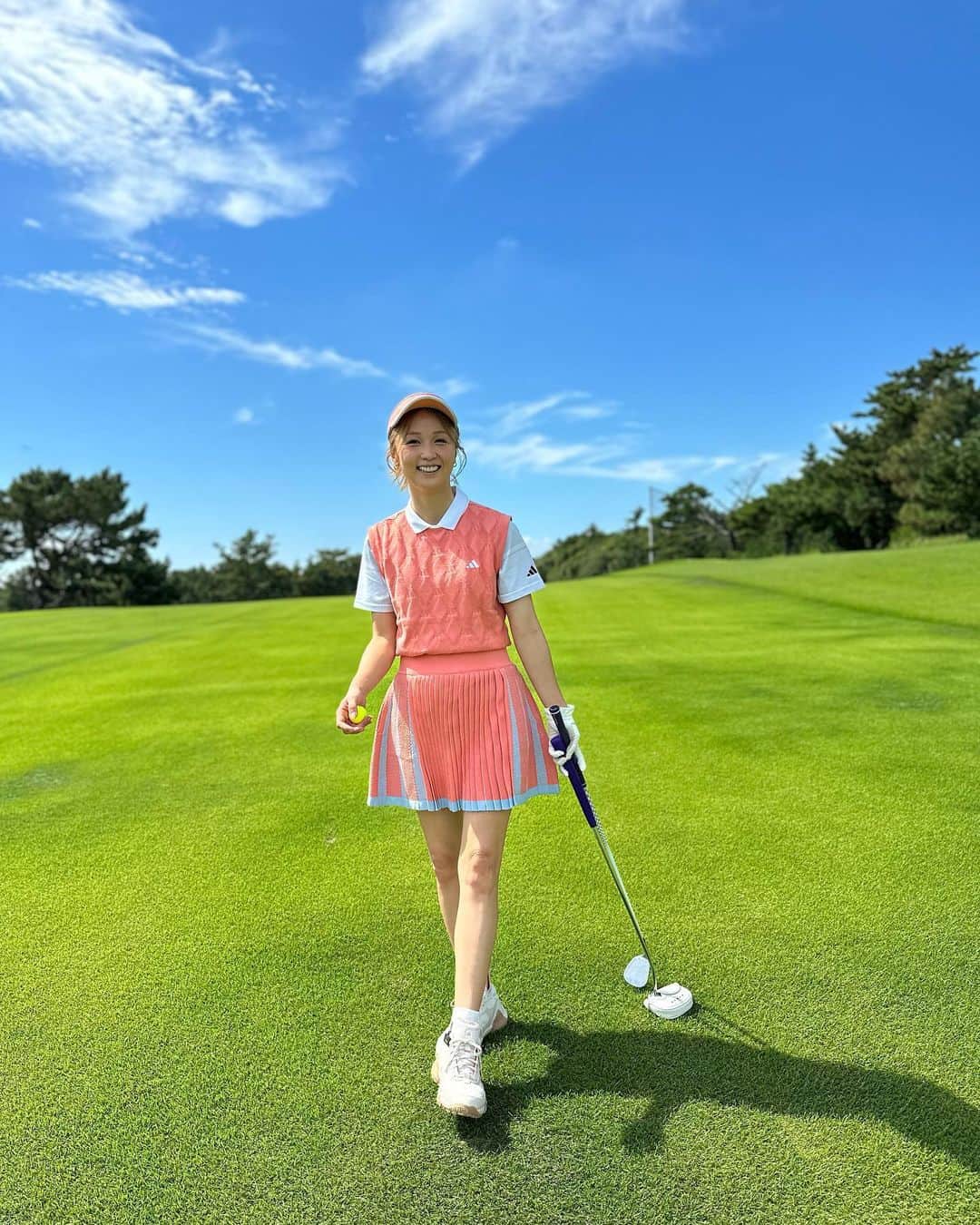 Ami さんのインスタグラム写真 - (Ami Instagram)「最近は、マナーがだいぶ緩くなったから、わざわざゴルフウェア揃えなくてもまわれるラウンドいっぱいあるけど、やっぱり形から入るのって大事って事に今更気がついたよ💦✨ 可愛いウェア着てると、それだけで最高の気持ちになる💖  ゴルフ初めて1年くらいは、カジュアルな普段着を着てたから😳。。  今回は全身 @adidasgolf ⛳️  可愛いウェアを着るために、またラウンドまわりたい‼︎‼︎ 本末転倒www」9月28日 11時00分 - ami_dream05