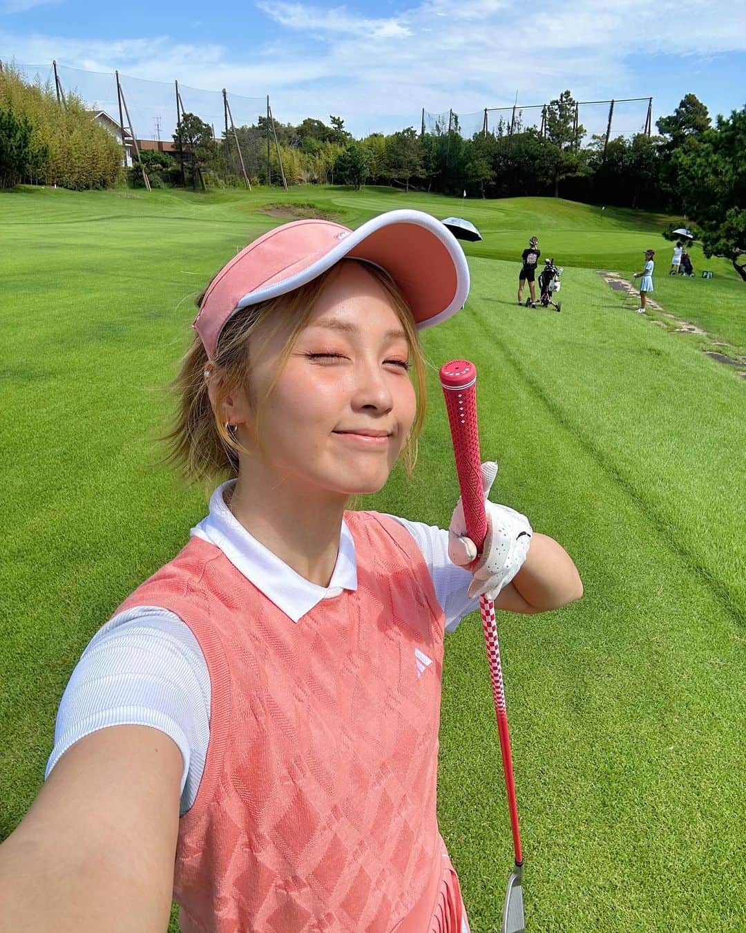 Ami さんのインスタグラム写真 - (Ami Instagram)「最近は、マナーがだいぶ緩くなったから、わざわざゴルフウェア揃えなくてもまわれるラウンドいっぱいあるけど、やっぱり形から入るのって大事って事に今更気がついたよ💦✨ 可愛いウェア着てると、それだけで最高の気持ちになる💖  ゴルフ初めて1年くらいは、カジュアルな普段着を着てたから😳。。  今回は全身 @adidasgolf ⛳️  可愛いウェアを着るために、またラウンドまわりたい‼︎‼︎ 本末転倒www」9月28日 11時00分 - ami_dream05