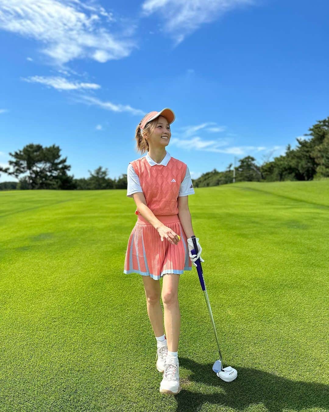 Ami さんのインスタグラム写真 - (Ami Instagram)「最近は、マナーがだいぶ緩くなったから、わざわざゴルフウェア揃えなくてもまわれるラウンドいっぱいあるけど、やっぱり形から入るのって大事って事に今更気がついたよ💦✨ 可愛いウェア着てると、それだけで最高の気持ちになる💖  ゴルフ初めて1年くらいは、カジュアルな普段着を着てたから😳。。  今回は全身 @adidasgolf ⛳️  可愛いウェアを着るために、またラウンドまわりたい‼︎‼︎ 本末転倒www」9月28日 11時00分 - ami_dream05
