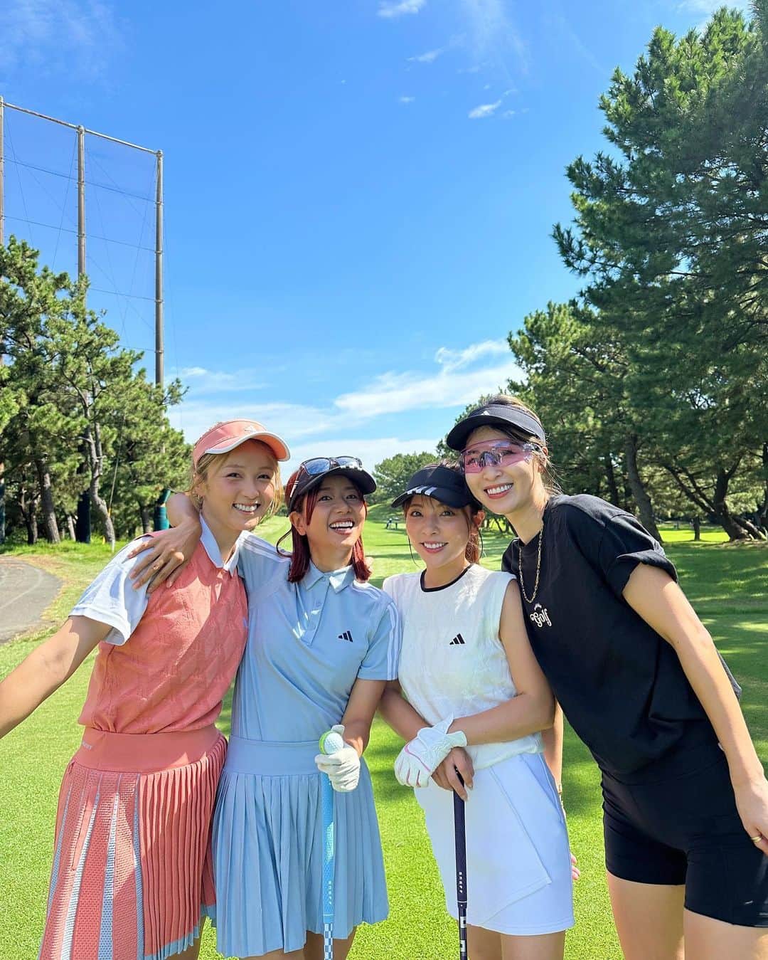 Ami さんのインスタグラム写真 - (Ami Instagram)「最近は、マナーがだいぶ緩くなったから、わざわざゴルフウェア揃えなくてもまわれるラウンドいっぱいあるけど、やっぱり形から入るのって大事って事に今更気がついたよ💦✨ 可愛いウェア着てると、それだけで最高の気持ちになる💖  ゴルフ初めて1年くらいは、カジュアルな普段着を着てたから😳。。  今回は全身 @adidasgolf ⛳️  可愛いウェアを着るために、またラウンドまわりたい‼︎‼︎ 本末転倒www」9月28日 11時00分 - ami_dream05