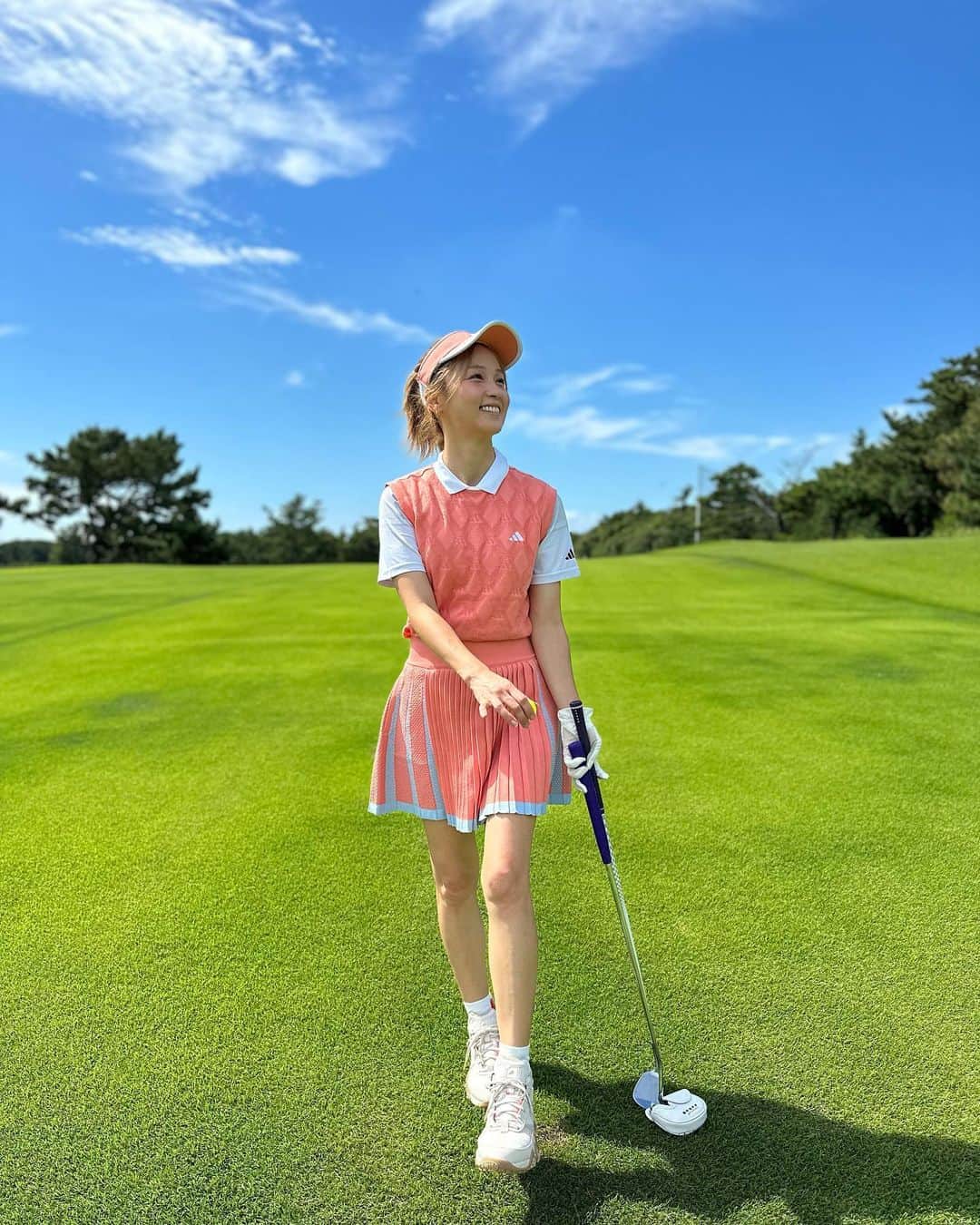 のインスタグラム：「最近は、マナーがだいぶ緩くなったから、わざわざゴルフウェア揃えなくてもまわれるラウンドいっぱいあるけど、やっぱり形から入るのって大事って事に今更気がついたよ💦✨ 可愛いウェア着てると、それだけで最高の気持ちになる💖  ゴルフ初めて1年くらいは、カジュアルな普段着を着てたから😳。。  今回は全身 @adidasgolf ⛳️  可愛いウェアを着るために、またラウンドまわりたい‼︎‼︎ 本末転倒www」