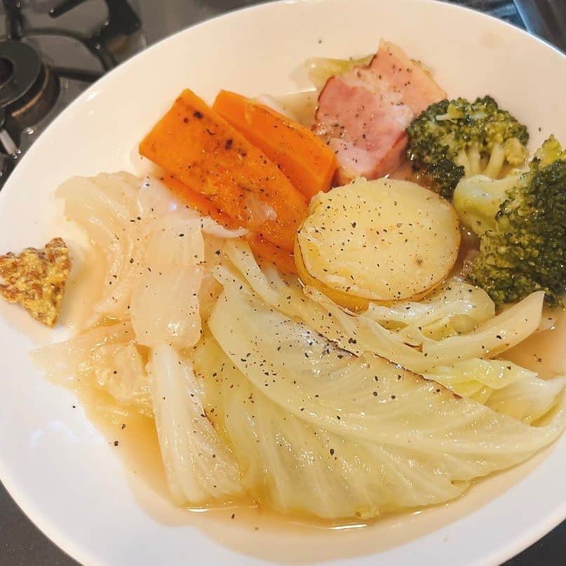竹本茉莉のインスタグラム：「. ばたばたするとインスタの更新忘れがちです😇 本番が終わってまた本番です！幸せだー！！ . 最近料理研究家のリュウジさんのレシピにはまってよく作ってます🍳 ポトフとカレー、自分で作ってたやつの100倍美味しくなって感動した😂 . 秋の食べ物を見つけて食べる幸せ🍂 写真ないけどケンタッキーの月見和風カツがめっちゃ美味しくて今秋のマイブームです🍔 と言いつつまだお昼間は暑いねえ💦」