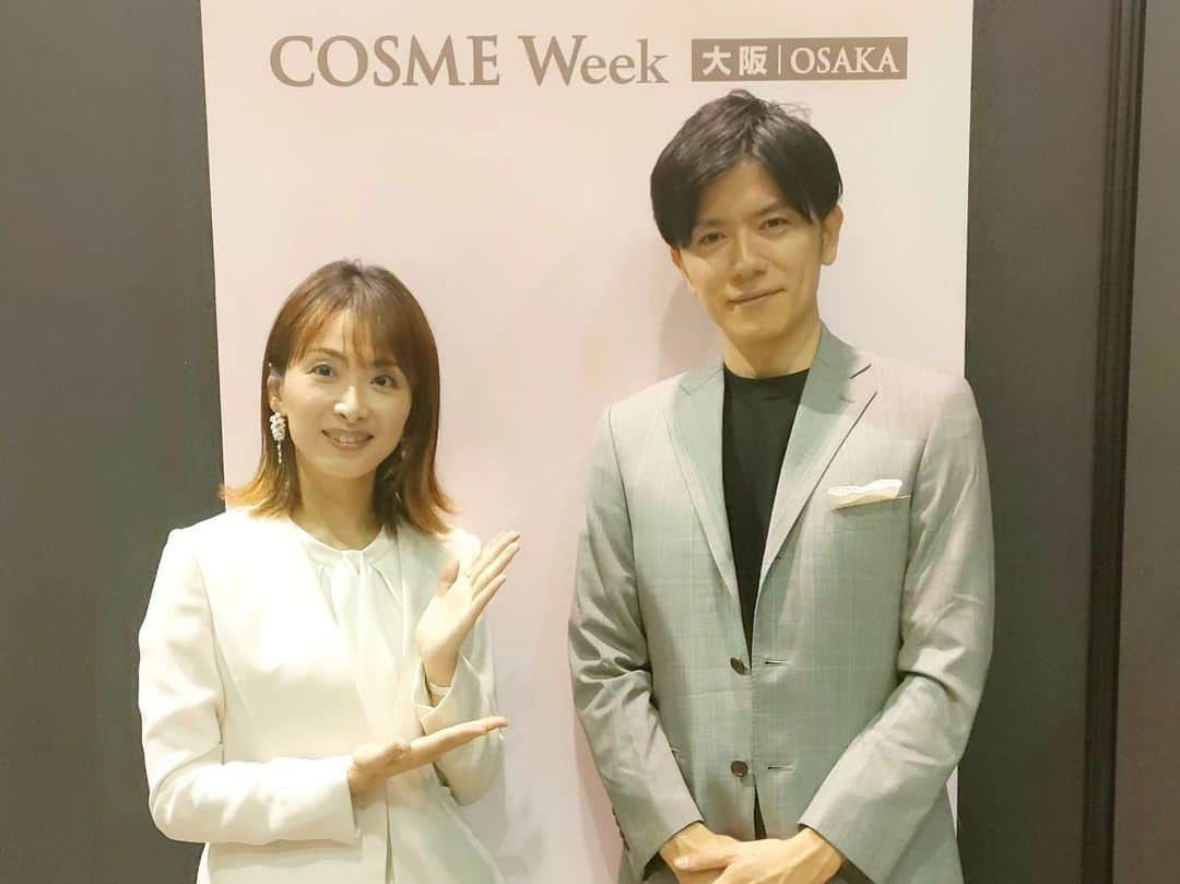 林智美 のインスタグラム：「昨日、 インテックス大阪にて開催の 「COSME Week大阪」で、 トークイベントのMCをさせて頂きました。  トークテーマは【メンズ美容】 フリーアナウンサーの #青木源太 さんに、 提唱されている"サラリーマン美容"について たっぷりお話頂きました。  青木さん曰く、 「サラリーマン美容の9割は保湿とUVケア！」と、 普段のケアについても教えて下さいましたが、 男性だけでなく女性もとても参考になるお話ばかり！  私も頑張らんと！とやる気が湧きました。笑  青木さん、スタッフの皆さん、 ありがとうございました！  #cosmeweek #cosmeweekosaka #cosmeweekosaka2023  #COSME #コスメ #化粧品 #メンズ美容 #美容 #インテックス大阪 #大阪 #イベント #event #ラジオ #radio #ラジオDJ #ラジオパーソナリティー #フリーアナウンサー #リポーター #MC #イベントMC #司会 #ナレーション #ナレーター #アシスタント」