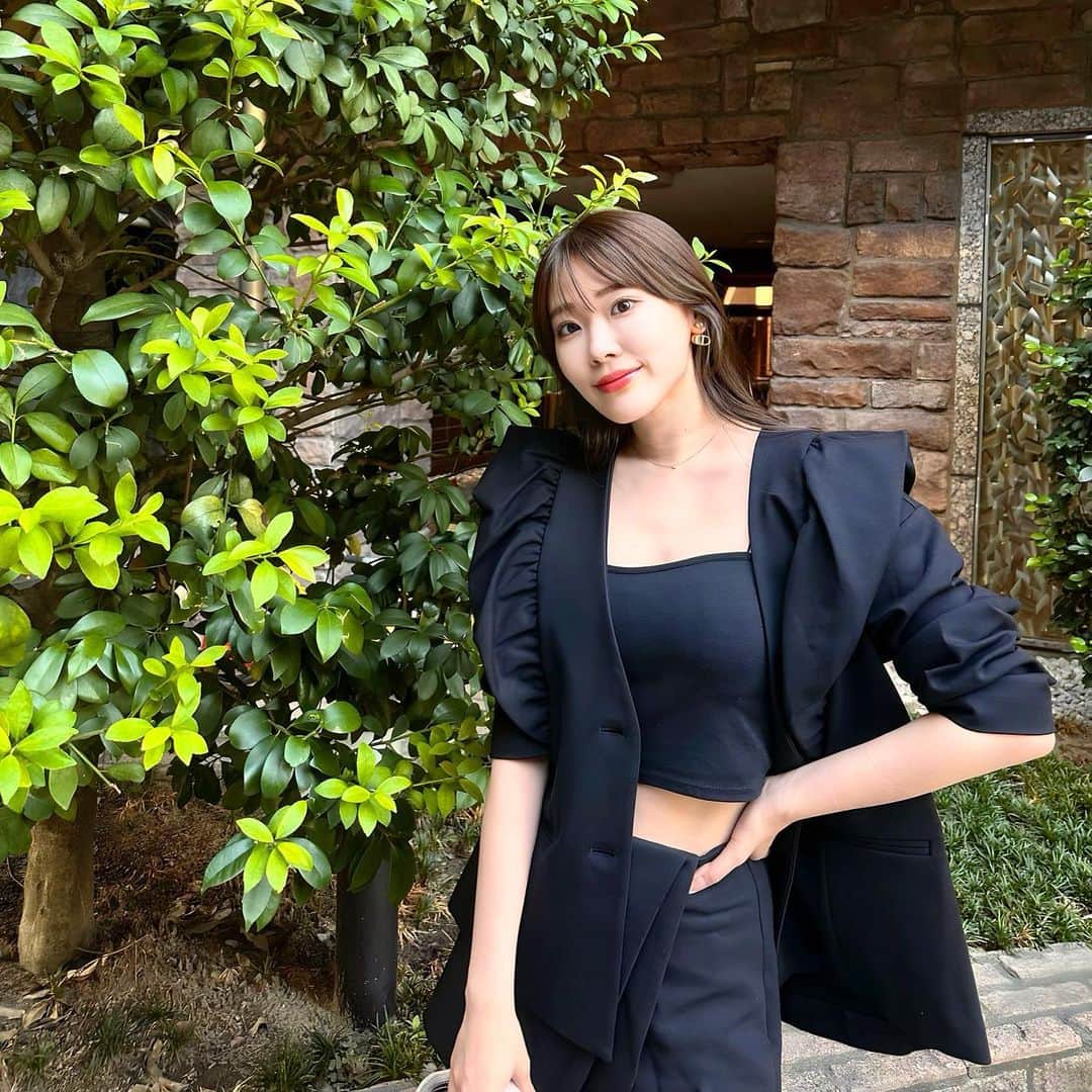 藤川沙弥のインスタグラム：「今しかできない、 キャミ×ジャケットcode好き♥︎ ボンディング素材でシワにならないし 肩のフリルが可愛いジャケットは @unminouofficial 🐈🩶🩶  👀は @onlinecontact で chu'se meのﾃｨｱｰｵﾘｰﾌﾞを🫒 ナチュラルメイクに見せてくれる✨」