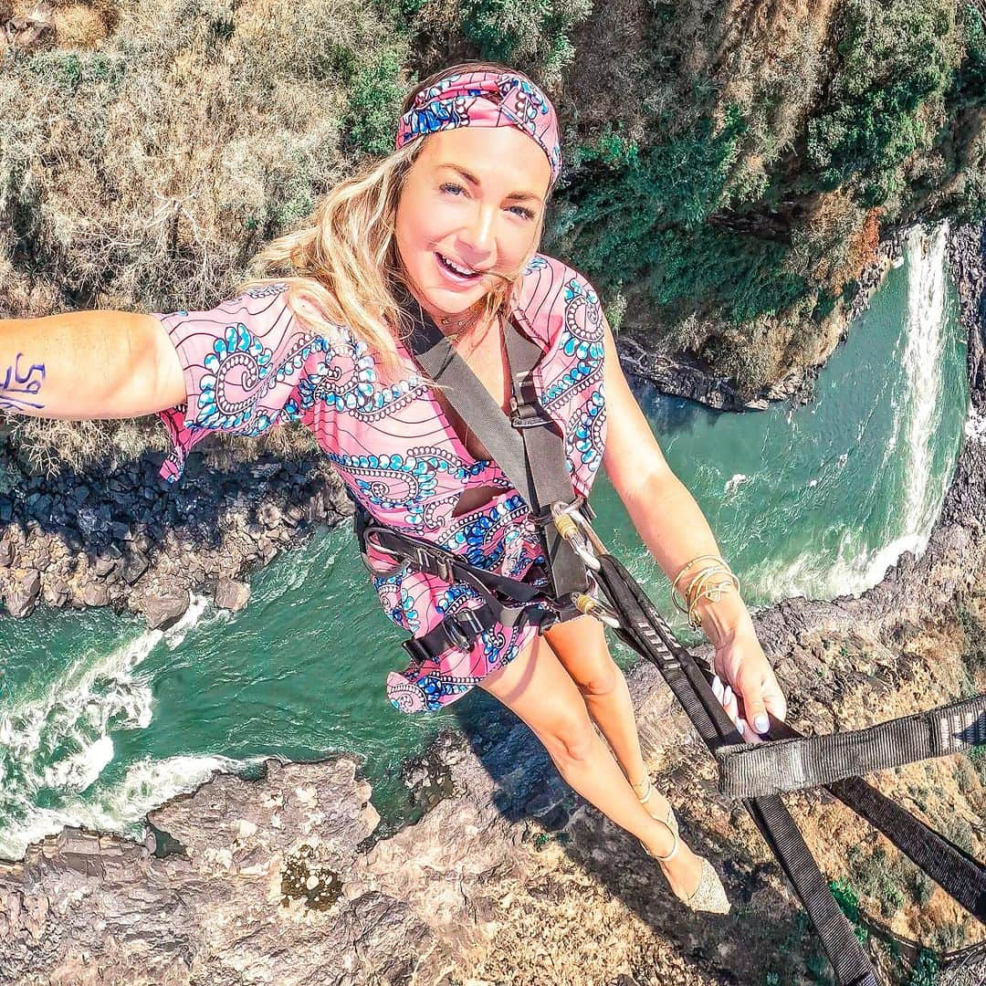 アリサ・ラモスさんのインスタグラム写真 - (アリサ・ラモスInstagram)「The only thing happening as I get older is I just keep getting better at things, like zipline selfie-tography. 💪😂  Luckily I had done this Zipline before 5 years ago (see the last pic with bad editing), so I knew exactly how to pose and angle the camera!  To get this shot I would recommend keeping your camera in video (with as wide of a zoom as possible) then doing a screen grab to get the photos, that way you have both!  It was actually quite a lovely little ride despite the extreme height…the only scary part was watching the people bungee jump off the bridge …which I did right after this.  BTW recently some random ppl have been saying I only do these extreme adventures for social media posts. That is false, I do them for fun bc I am an adrenaline junky AND for social media posts. 😂 (they will hate to know that posting is part of my full time lucrative job teehee)  Would you Zipline here? Think you can nail this shot?  #victoriafalls #zipline #victoriafallszipline #zambia #zimbabwe #mylifesatravelmovie #adventure #adrenalinejunkie #adrenaline #travelpgotography #selfietography」9月28日 2時17分 - mylifesatravelmovie