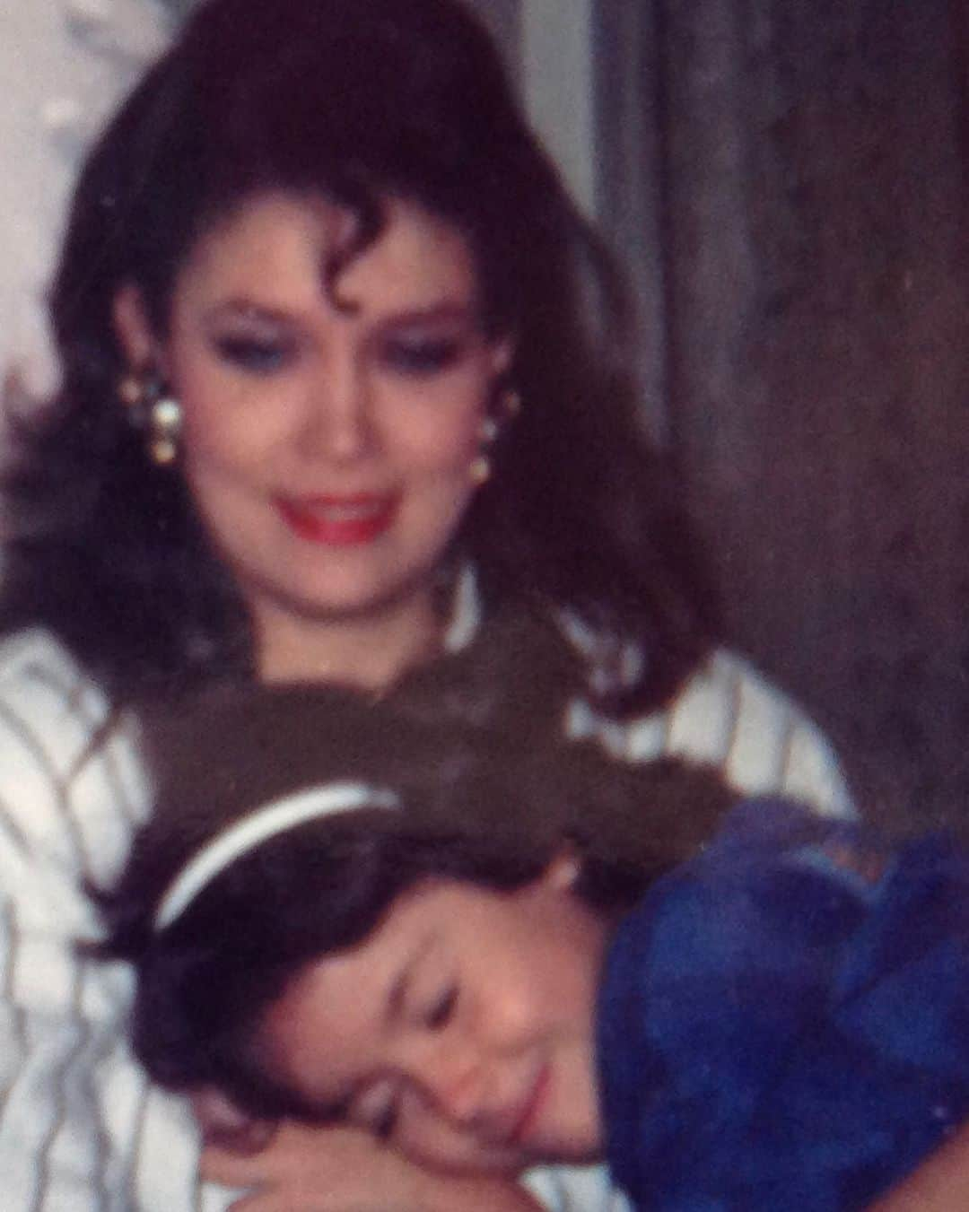 カーラ・オッサのインスタグラム：「33 years without you, but it has never hit as hard as this year… I LOVE YOU MOMMY!  I had just turn 7 y/o a week before you went up to heaven. When I think about me at 7, I only see a few pictures without emotions in my mind, but today… I look at Leanna, who just turned 7 a week ago and I can see and for first time understand who I was at that age…. The way of thinking, the ability or lack of understanding, the behavior, and how everything affects and shapes her personality.   Today I see myself in Leanna and for the first time I feel sorry for that little girl (me) and understand why I am who I am today. Specially why I may always seem strong and under control when I reality I simply learned at a very young age to keep my emotions to myself.  After that day, I never saw another picture of my mom, never saw her family again, barely ever even heard her name again 😢 I do remember sitting as close to the window as I could, looking up to the sky searching for the brightest star and imagining it was her looking at me… and she could see my new favorite outfit 🥹.  I was never asked how felt… I simply had to move on, but did I?  I see Leanna today and I can’t imagine telling her that her mom has passed…. Imagine watching her live her life without me , understanding more than ever that there is nothing like mom’s love. God it hurts!… It hurts more than ever because for the very first time I see how it affected me then and how it still does.   I miss you, mom. I know you are in paradise and proud of who I have become, but your absence hurts deeply today because I needed you then and still need you today and there’s nothing I crave more than a big hug from you.」