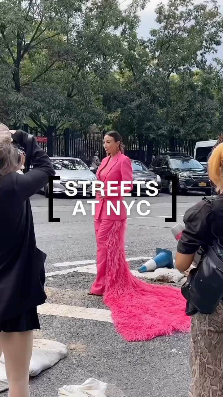 NYFW（ニューヨークファッションウィーク）のインスタグラム：「All of New York’s avant-garde showed support for #WhenSmokeClears. We spotted a floor length coat, lots of quirk…and was that a clown? #StyleSpy 🕵️‍♀️」