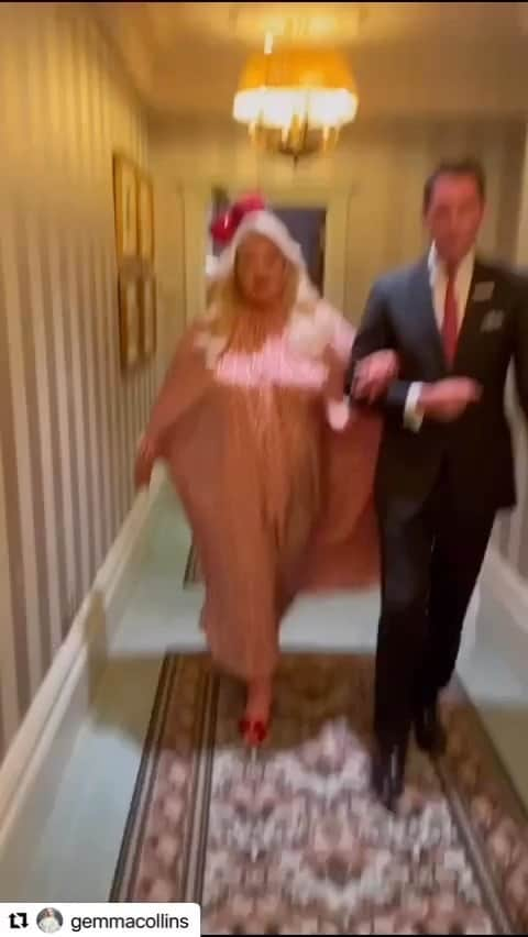 ピアーズアトキンソンのインスタグラム：「Reposting this legendary walk from iconic @gemmacollins (seen here wearing #piersatkinson and @maisonvalentino) on her way to chat conservation with TRHs and @elephantfamily 💚🍒🐘 Thank you and congratulations Gemma 😘」