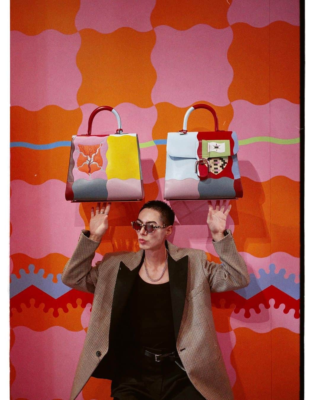 岩崎拓馬のインスタグラム：「🇫🇷🇫🇷🇫🇷🇫🇷 . . DELVAUX 24SS Presentation  @delvaux × @kasperbosmans   "共生"  自由でキュートなコレクションに とっても胸がドキドキした💓  あぁ、ほしい🥺🩷 . . #delvaux #paris #happytime」