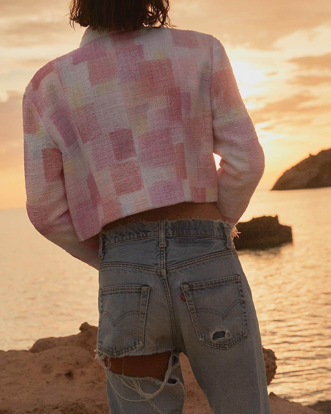 ゾーカーセンさんのインスタグラム写真 - (ゾーカーセンInstagram)「Sunsets with VERA 💕 Wearing Chanel jacket and vintage Levi’s  @veravanerp  @evacopper」9月28日 2時22分 - zoekarssen