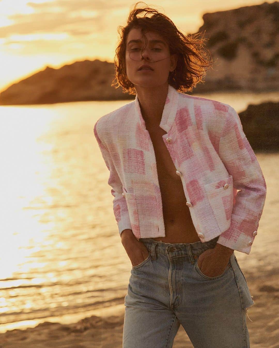 ゾーカーセンのインスタグラム：「Sunsets with VERA 💕 Wearing Chanel jacket and vintage Levi’s  @veravanerp  @evacopper」