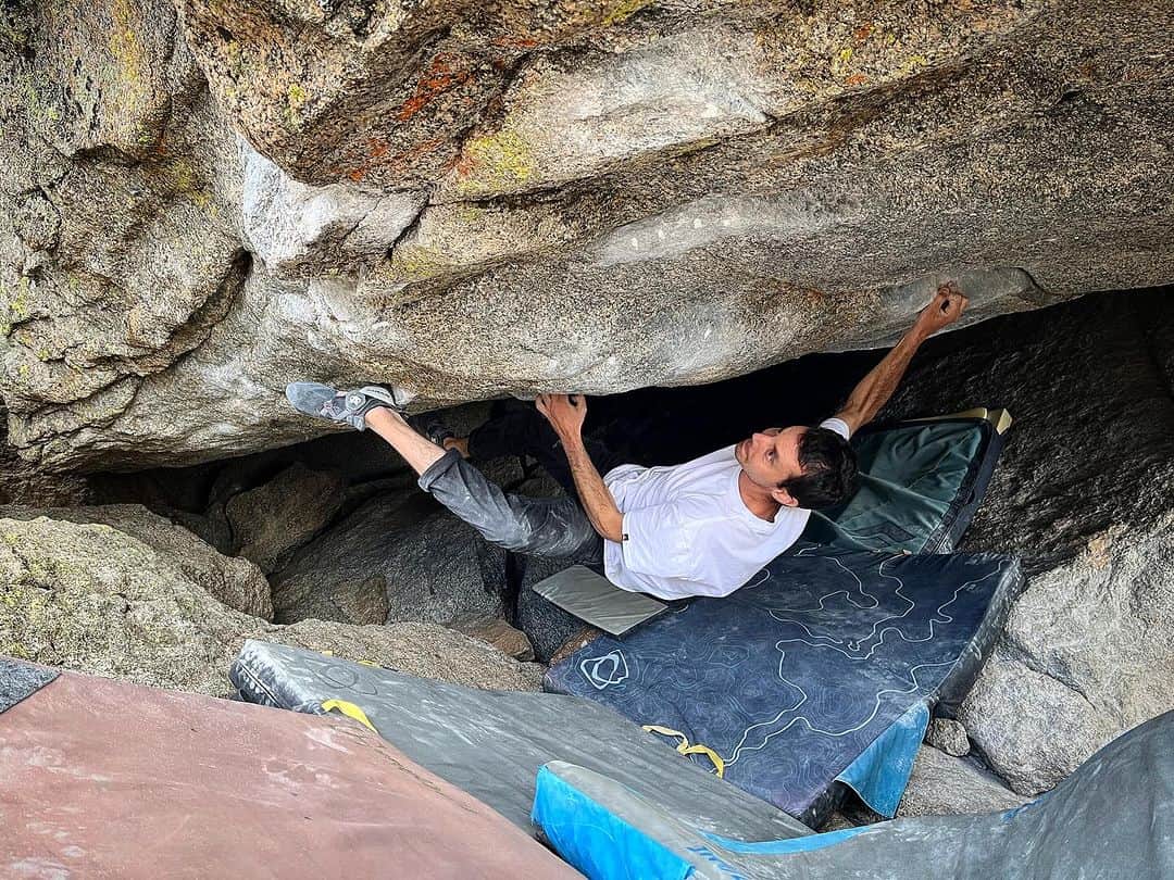 ポール・ロビンソンのインスタグラム：「Another fun training day at Lincoln with @marijus3 🙌🙌 super fun to revisit climbs I did in the past and feel strong on them. “Evil Backwards,” V13. @evolv_worldwide shaman heel making all the heel hooks on this climb feel extra good 🙌 #bouldering」