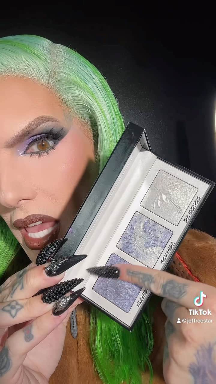 のインスタグラム：「Our new Gothic Diamonds #ExtremeFrost trio is ethereal and blinding 🖤🌟 From the new iconic #GothicBeach Collection emerges 3 new shades of our beautiful formula known around the world as the “most prettiest highlighter on the planet” 🕷️ #jeffreestarcosmetics #makeup #highlighter」