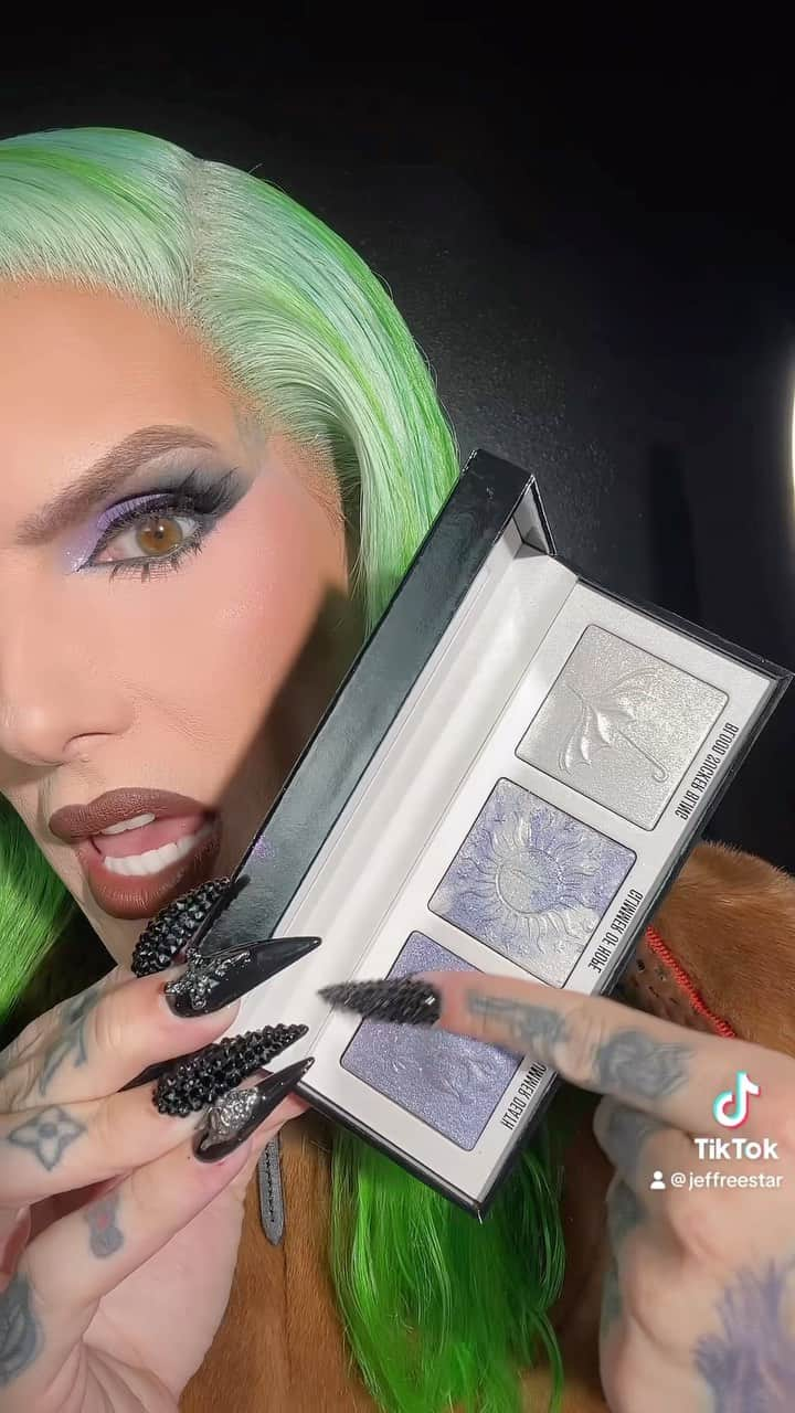 Jeffree Star Cosmeticsのインスタグラム：「Our new Gothic Diamonds #ExtremeFrost trio is ethereal and blinding 🖤🌟 From the new iconic #GothicBeach Collection emerges 3 new shades of our beautiful formula known around the world as the “most prettiest highlighter on the planet” 🕷️ #jeffreestarcosmetics #makeup #highlighter」