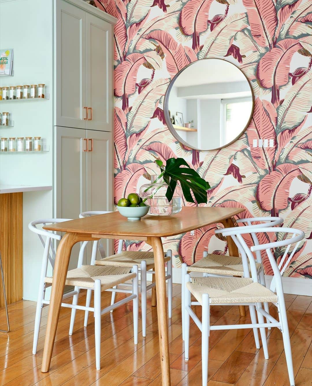 HGTVさんのインスタグラム写真 - (HGTVInstagram)「Not sure if daring wallpaper is for you? Head to the link in bio to see what these homeowners have to say. 😲⁠ #HGTVMagazine」9月28日 2時32分 - hgtv