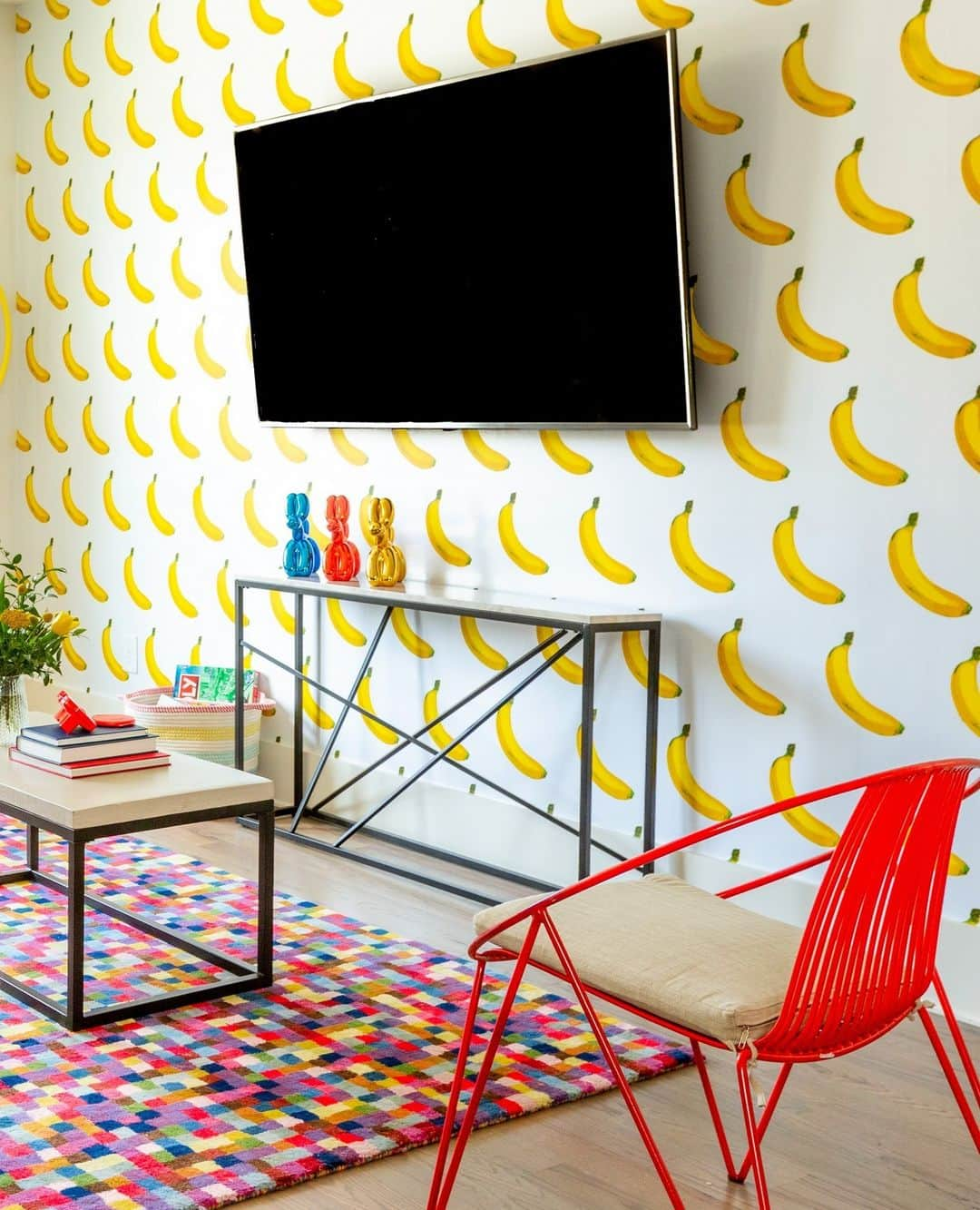 HGTVさんのインスタグラム写真 - (HGTVInstagram)「Not sure if daring wallpaper is for you? Head to the link in bio to see what these homeowners have to say. 😲⁠ #HGTVMagazine」9月28日 2時32分 - hgtv