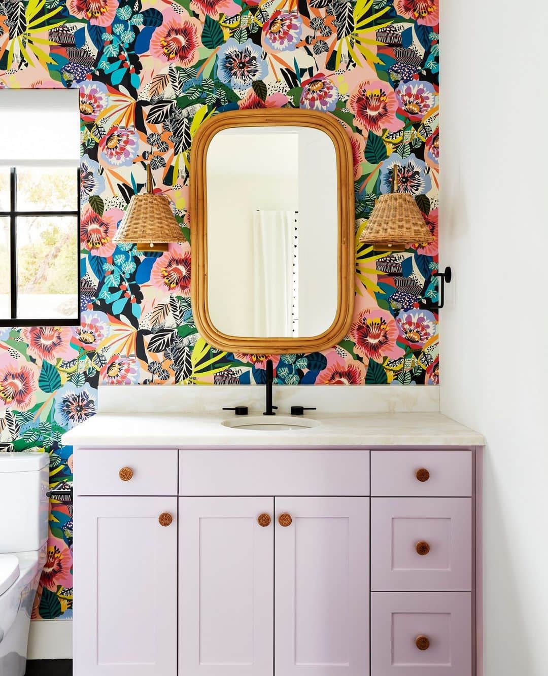 HGTVのインスタグラム：「Not sure if daring wallpaper is for you? Head to the link in bio to see what these homeowners have to say. 😲⁠ #HGTVMagazine」