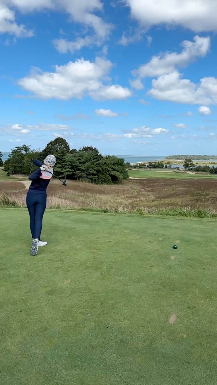 ブレア・オニールのインスタグラム：「On the tee with my @cobragolf #aerojet driver ⛳️💥👊🏽#nationalgolflinks #hamptons #blaironealgolf」