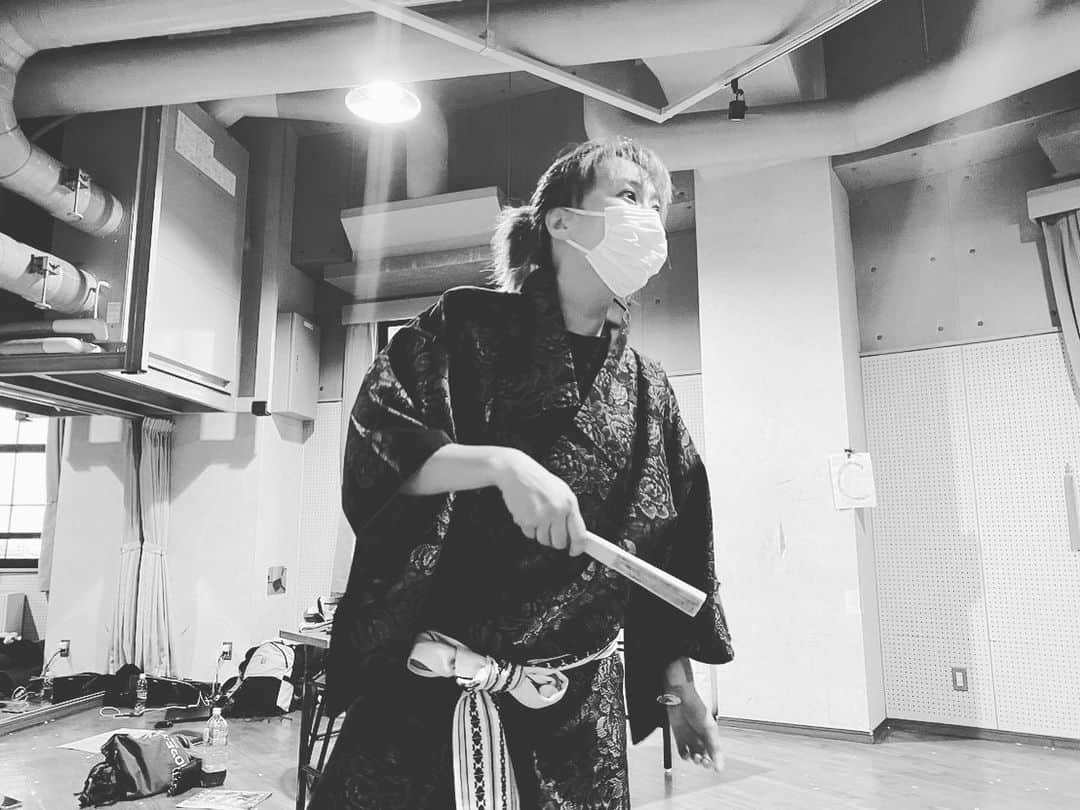 右手愛美さんのインスタグラム写真 - (右手愛美Instagram)「もうすぐ舞台、始まります‼️ • やぁー今回の演劇、たぶん今までの人生の中で1番か2番目に様々なキッカケが多いです🎉（これに並ぶのは飛龍小学校！）受験勉強のように、記憶頑張ってます📝身体はがっつりダイエットしてます🔥かっこよくフンドシにサラシで舞台に立つのが目標です！！！！ • 今回の演劇は3チームに分かれてます！わたしは『ご組』です。前半の月曜、金曜がまだお席寂しいので、よかったらいらしてくださいまし🥺🙏✨✨ • スタンド花は今回無しとさせて頂いてまして、代わりに『推し花』というシステムがあります💐詳しくは次のポストで説明します😌 • • • 【劇団名・公演名】 演劇組織KIMYO「ゴスン」  【場所】 ささしまスタジオ  【私の出演スケジュール】 10月2日（月）19:30 10月6日（金）19:30 10月8日（日）13:00 10月11日（水）19:30 10月14日（土）13:00  【料金】 一般4500円（税込） プレミアム（終演後、出演者全員と写真が撮れるチケットです）9000円  以下、チケット予約サイトです！ コリッチ👇 https://ticket.corich.jp/apply/274127/008/ カンフェティ👇（右手愛美の選択おねがいします！） https://www.confetti-web.com/detail.php?tid=73815&  今回いろんな役をやりますが、メインがめっちゃかっこいい役なのです🧔とにかく全力でいきます💪🔥」9月28日 2時40分 - utemanami