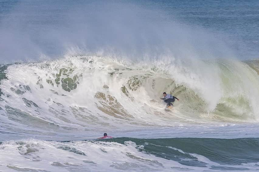 アドリアーノ・デ・ソウザのインスタグラム：「First day at @quiksilver_festival is DONE ✅🇫🇷 Tomorrow will be ON again stay tune 🚀  Primeiro dia feito por aqui do @quiksilver_festival ✅🇫🇷 Amanhã vai rolar novamente 🫶🏻  @quiksilver_festival @groupe.clim.mercedesbenz @70hectares @floresjeremy @mikypicon  📸 @romuald.pliquet @captainianphoto」