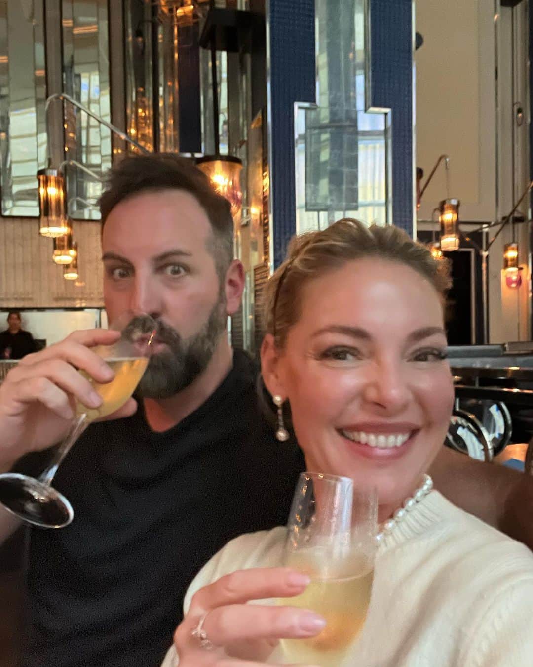 キャサリン・ハイグルのインスタグラム：「While I was in New York with my mom and Josh last week we had one of the most spectacular dinners I’ve ever had in my life at @hutongnyc I can not stop thinking about that meal and longing for another! The space is incredibly vibey and beautiful and we were treated like royalty by the incredible maître d’ Raafet Olian and the team of staff and chefs… truly I cannot speak more highly of this restaurant! It was the culinary highlight of our trip! If you’re making a trip to the city, or already live there, do yourself a favor, and make a reservation! You will not be disappointed! Just had to share! 😊❤️ #hutongnyc @theshanghainyc」