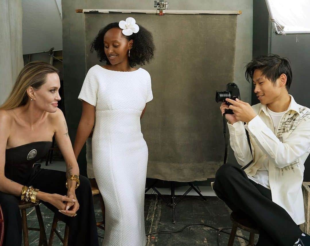 タビサシモンズのインスタグラム：「It was such an honor to work on this @voguemagazine shoot to be trusted with @angelinajolie and her kids !! What an absolute delight they were. Also a shout out to @brionyraymondnewyork who came through as I was knocking on her door on a Saturday afternoon in a panic needing epic jewelry!」
