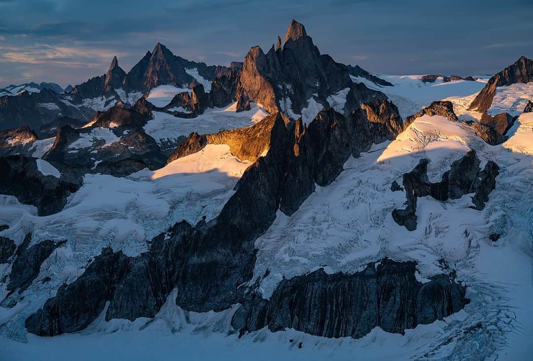 アレックス・オノルドさんのインスタグラム写真 - (アレックス・オノルドInstagram)「This is the upper headwall of the west buttress of the Devils Thumb, the peak we climbed in Alaska this summer. It marked the culmination of a month and a half journey to get there; @tommycaldwell and I were both incredibly psyched to climb the last few pitches, especially because they were surprisingly good climbing in an incredible location.  I’m pretty sure that @renan_ozturk took both pictures, though our entire team contributed. It’ll all be on @natgeotv eventually…  For the climbers out there: we freed the traverse of the Devils Thumb and its satellite peaks in something like 17h camp to camp and 11.5h on the actual climbing. We climbed up to 5.11- maybe, or maybe 6b/c, hard to know the ratings for sure since we were simuling along with backpacks. Great rock; far better than I would have expected for Alaska.」9月28日 3時01分 - alexhonnold