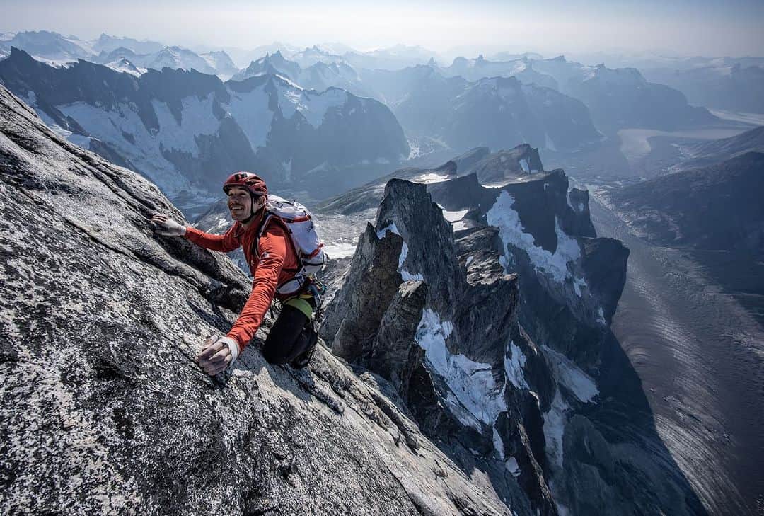 アレックス・オノルドのインスタグラム：「This is the upper headwall of the west buttress of the Devils Thumb, the peak we climbed in Alaska this summer. It marked the culmination of a month and a half journey to get there; @tommycaldwell and I were both incredibly psyched to climb the last few pitches, especially because they were surprisingly good climbing in an incredible location.  I’m pretty sure that @renan_ozturk took both pictures, though our entire team contributed. It’ll all be on @natgeotv eventually…  For the climbers out there: we freed the traverse of the Devils Thumb and its satellite peaks in something like 17h camp to camp and 11.5h on the actual climbing. We climbed up to 5.11- maybe, or maybe 6b/c, hard to know the ratings for sure since we were simuling along with backpacks. Great rock; far better than I would have expected for Alaska.」