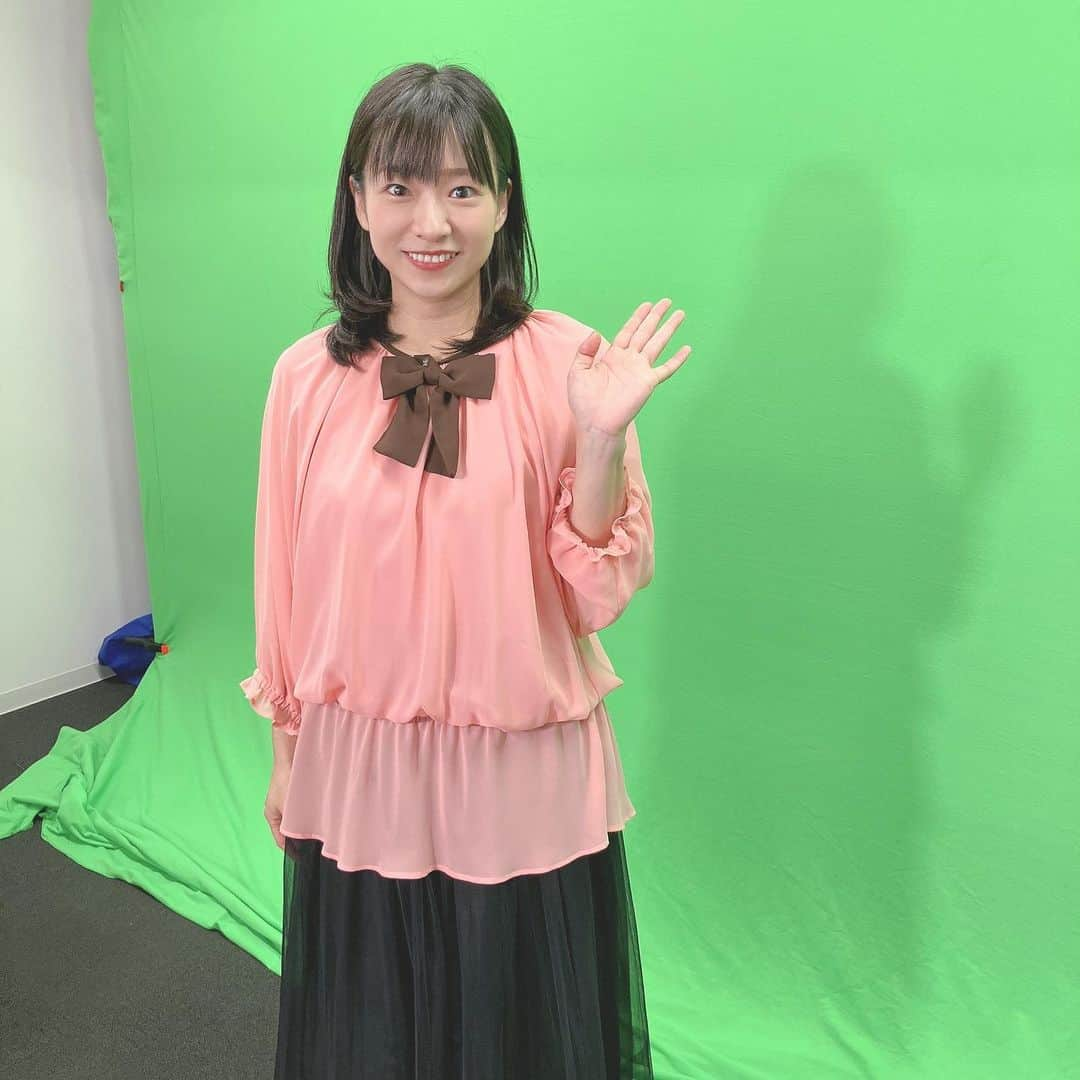 砂岡春奈さんのインスタグラム写真 - (砂岡春奈Instagram)「都内某所でとある企業さんのお仕事  衣装に着替え、お仕事しているところを🎤影からマネージャーさんが撮ってくれていました📸  お、こ、そ、と、の、ほ、も、よ、ろ、を…  どれかですね。この口は笑  うん年振りに再会したスタッフさん方全くお変わりなくて嬉しかったなぁ✨️ 最初にお仕事でご一緒したのはもう10年も前。 時が過ぎるのは早い…😂 こうしてまたお会いできる機会を頂きまして、ありがとうございました！！  #ジョイスタッフ #フリーアナウンサー #ナレーター #企業vp」9月28日 8時00分 - isaokaharuna