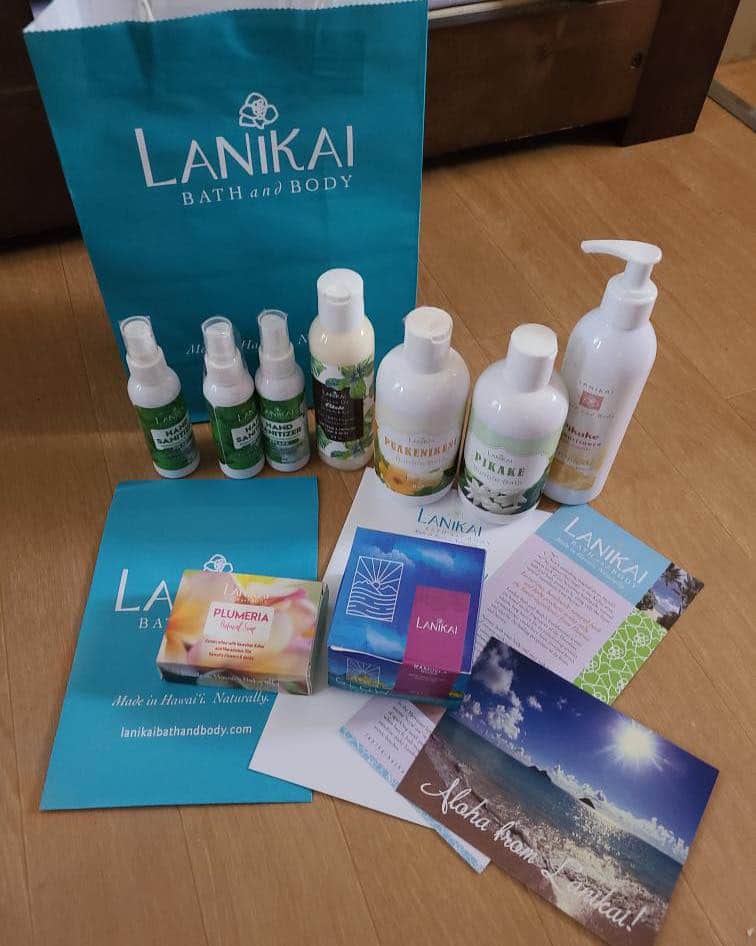 Lanikai Bath and Bodyのインスタグラム：「We ship! Nice customer sent us a snapshot of her goodies, and thank you for package received safe and sound. Extra bags for gifting too.  #lanikaibathandbody #shoplocal #kailuatownhi」