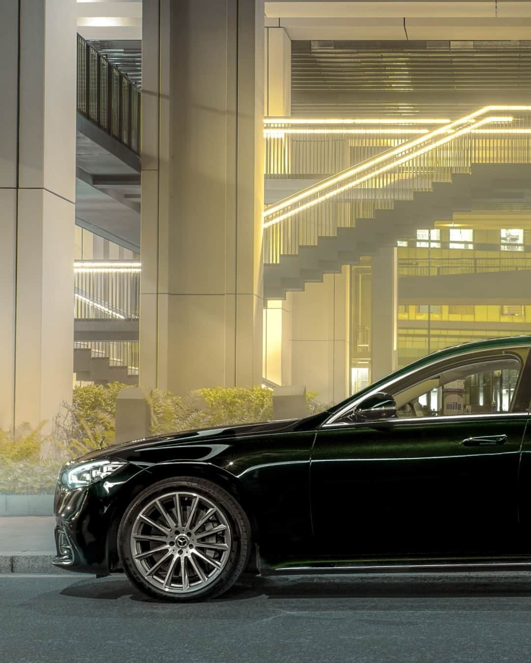 メルセデス・ベンツさんのインスタグラム写真 - (メルセデス・ベンツInstagram)「When night falls, the #SClass helps you to reach your destination safely.   📷 @thombatemanphoto for #MBcreator   [Mercedes-Benz S 500 4MATIC Limousine | WLTP: Kraftstoffverbrauch kombiniert: 9,3‒8,3 l/100 km | CO₂-Emissionen kombiniert: 212‒188 g/km | mb4.me/DAT-Leitfaden]」9月28日 3時00分 - mercedesbenz