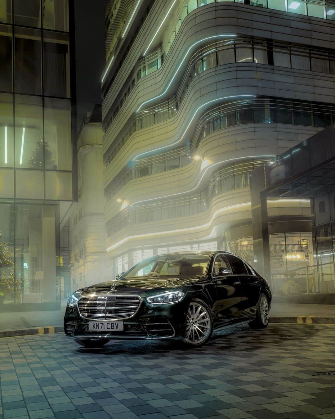メルセデス・ベンツさんのインスタグラム写真 - (メルセデス・ベンツInstagram)「When night falls, the #SClass helps you to reach your destination safely.   📷 @thombatemanphoto for #MBcreator   [Mercedes-Benz S 500 4MATIC Limousine | WLTP: Kraftstoffverbrauch kombiniert: 9,3‒8,3 l/100 km | CO₂-Emissionen kombiniert: 212‒188 g/km | mb4.me/DAT-Leitfaden]」9月28日 3時00分 - mercedesbenz
