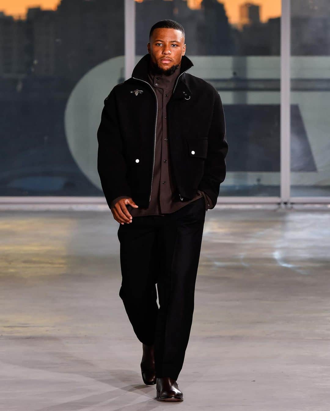 NFLのインスタグラム：「ICYMI @saquon brought the tunnel walk to the Hermès catwalk during New York Fashion Week.  Swipe to see the Giants RB runway debut, and which NFL players came out to support.」