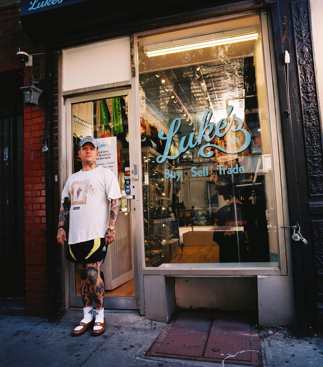 Alternative Pressさんのインスタグラム写真 - (Alternative PressInstagram)「Luke Fracher created a community out of his vintage obsession. For this month’s Gen AP, we linked up with Luke for a tour of his LES shop, and a long walk around the neighborhood.   Interview by Alessandra Schade Photos by Alonso Ayala」9月28日 3時02分 - altpress