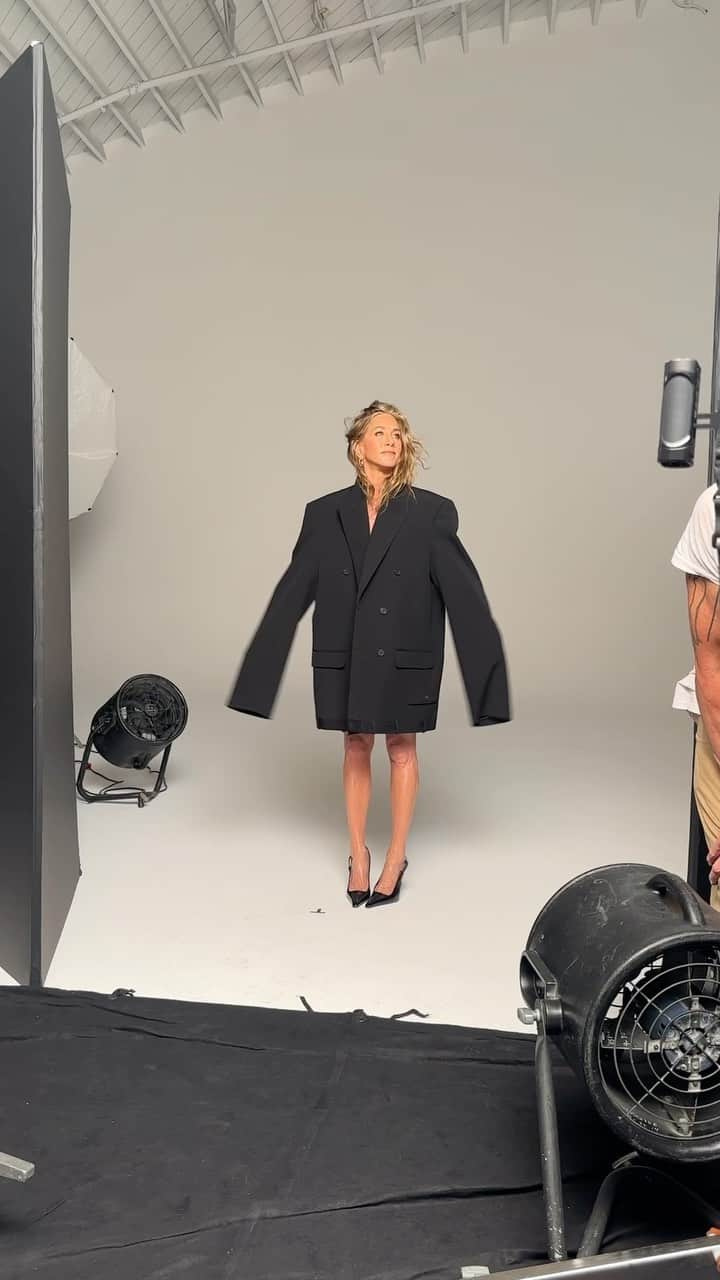 ジェニファー・アニストンのインスタグラム：「On set fun with @crfashionbook 🖤💃🏼」