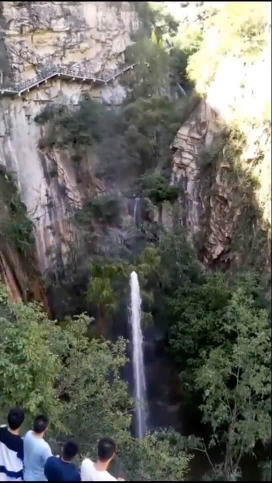 Earth Picsのインスタグラム：「@yingzimc8 —You can discover a unique fountain at Cangshan Mountain in China’s Shanxi province. This remarkable fountain responds to sounds, and when people project their voices onto the loudspeaker, the fountain’s water erupts in synchronization with the sounds produced. It seems that this voice-activated fountain can interact with almost any sound emitted through the loudspeaker.  🎥 @yingzimc8  📍Cangshan Mountain, Shanxi, China 🇨🇳」