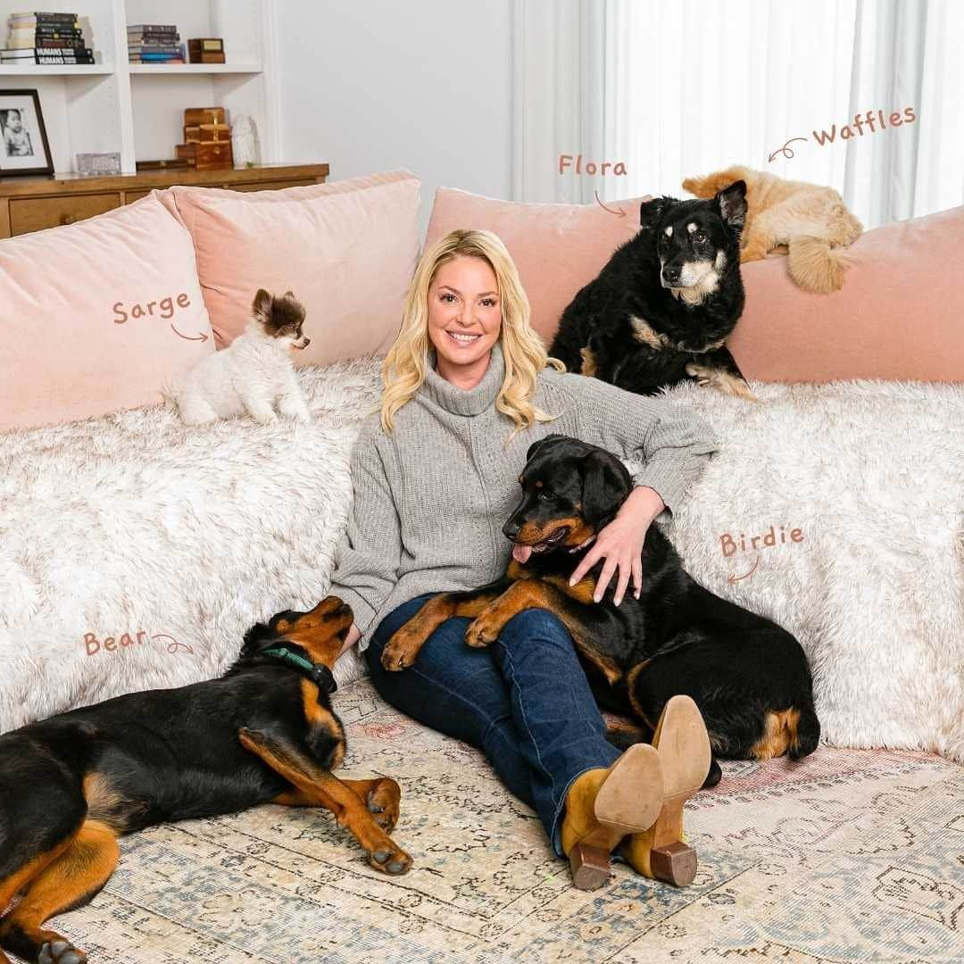 キャサリン・ハイグルさんのインスタグラム写真 - (キャサリン・ハイグルInstagram)「🏡 Families come in all shapes and sizes, and ours is pawsitively perfect with our furry companions. #HappyNationalFamilyDay to all the pets who make our home feel complete! 🐾⁠ ⁠ •⁠ •⁠ •⁠ ⁠ #BadlandsRanch #BadlandsRanchPets #BadlandsRanchByKatherineHeigl #KatherineHeiglDogFood #KatherineHeigl #Pets #Pet #PetFood #Dog #DogFood #HealthyPets #HealthyDogs⁠ #Family #PetFamily」9月28日 3時18分 - katherineheigl