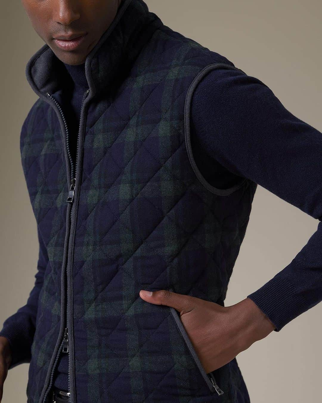 ポールスチュアートのインスタグラム：「Introducing our creative director Ralph Auriemma’s take on the essential wool vest. Crafted in a supple flannel fabric from the famous Vitale Barberis family in Italy, each piece is designed with convenient features, including spacey side entry pockets and a zipper to keep you warm. But the vests also have a certain subtle luxury about them that makes each piece a pleasure to put on for colder days; available in a series of plaid options, as well as solid colorways.   Discover essential Paul Stuart vests now, online or in our stores.」