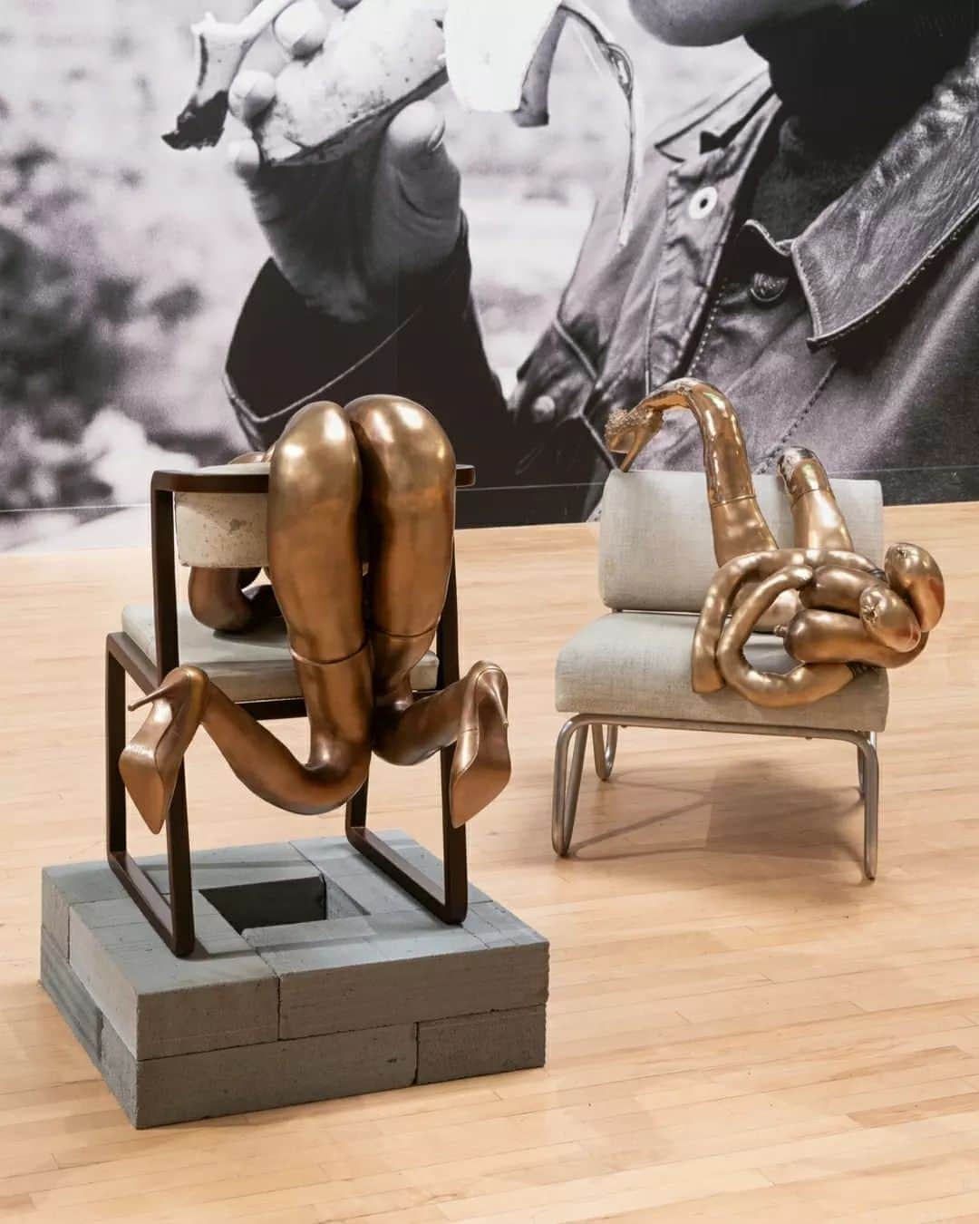 テート・ギャラリーさんのインスタグラム写真 - (テート・ギャラリーInstagram)「Provocative, brash and tender — with a side of bananas. 🍌 #SarahLucas's 'HAPPY GAS' is sure to make you look twice.   👠🪑🍆  Lucas's new solo exhibition explores the whole spectrum of what it means to be human. Her self-portraits, soft sculpture figures and installations share a characteristic humour and daring that break boundaries and taboos, creating a gallery experience unlike any other. Expect fleshy torsos, suspended spheres of squishy breasts, and platform stilettos.   👀 See for yourself—'HAPPY GAS' opens tomorrow at Tate Britain. #HappyGas」9月28日 3時20分 - tate