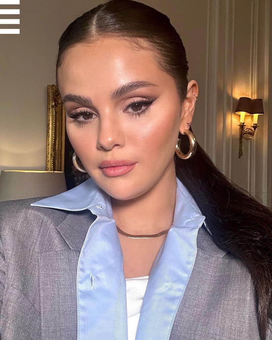 セフォラのインスタグラム：「Spotted : @selenagomez arborant les rues de la capitale durant la Fashion Week de Paris ! 🇫🇷  Prenons un moment pour apprécier ensemble cette #rareroutine spéciale Perfect Strokes réalisée par @vivis_makeup 😮‍💨   ⚡️ Brow Harmony Flexible Lifting Gel ⚡️ Perfect Strokes Longwear Gel Eyeliner in True Brown ⚡️ Perfect Strokes Universal Volumizing Mascara   Qui va recréer ce look ? 🤍  Uniquement chez Sephora.  #selenagomez #rarebeauty #sephorafrance」