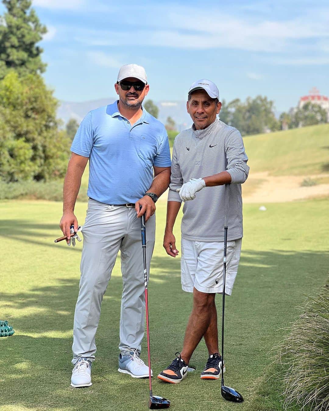 エイドリアン・ゴンザレスのインスタグラム：「Golf with a Hollywood sign view!  Con mi buen amigo Jorge Campos. ⛳️ ⚽️」